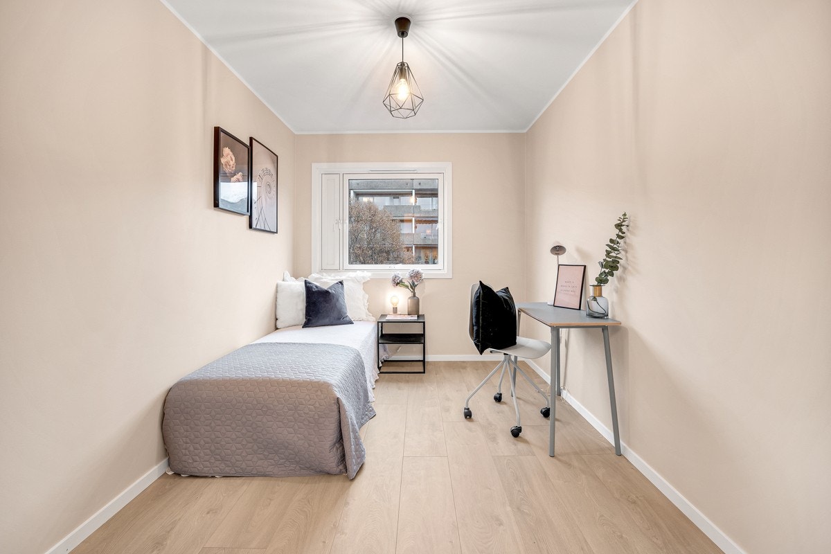 Soverom 2 egner seg utmerket som barnerom med plass til skap, seng og skrivepult. Galleribilde