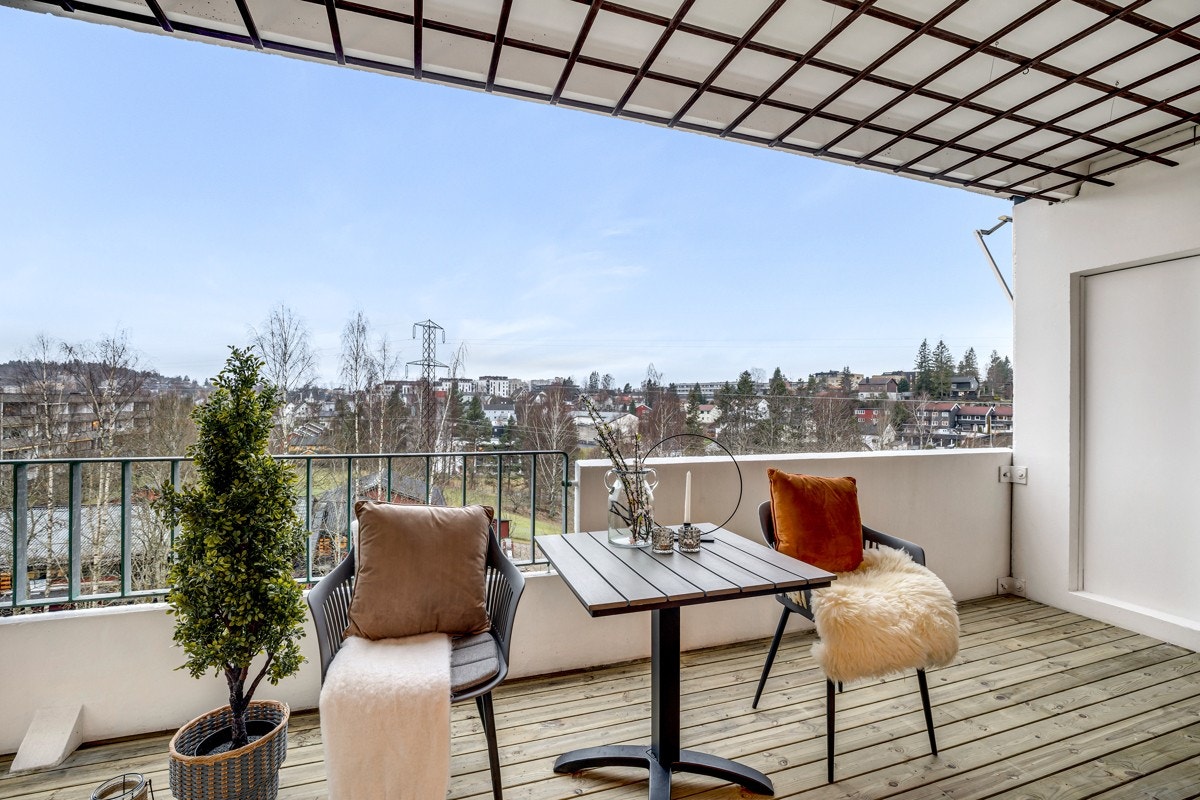 Fra stuen er det utgang til en stor flott balkong Galleribilde