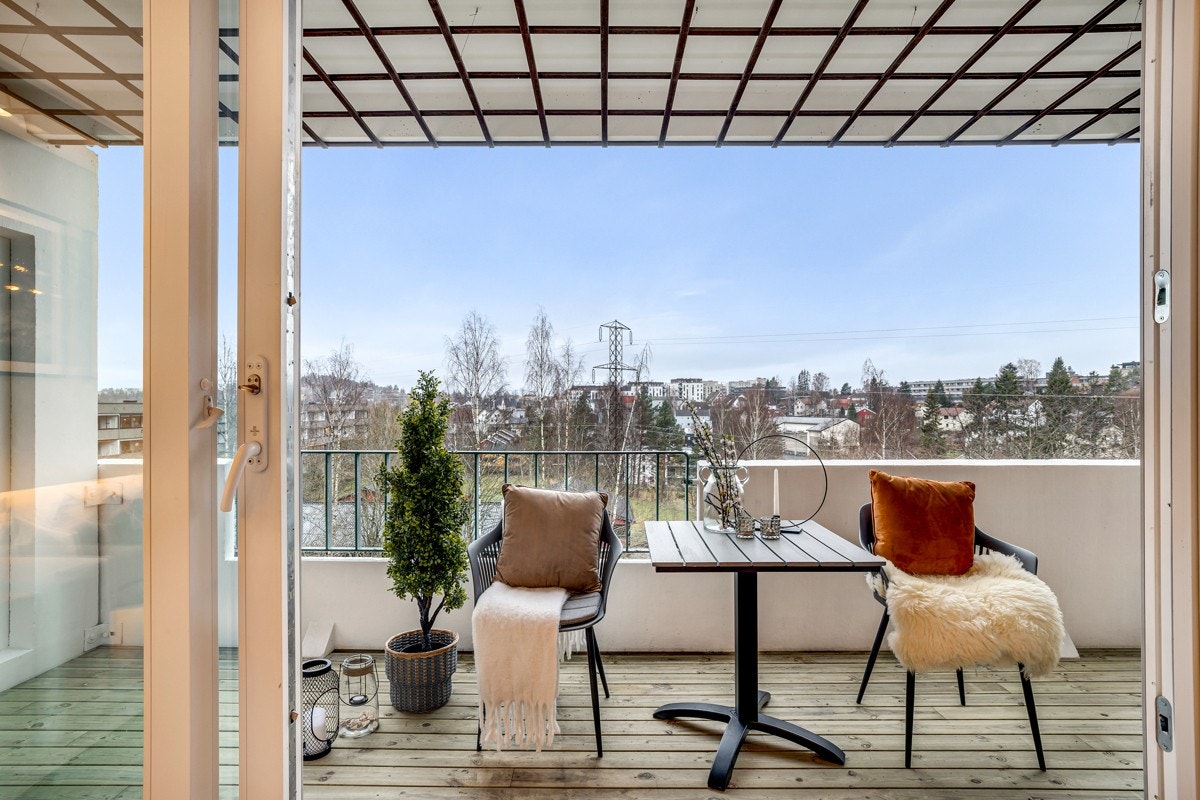 Fra stuen er det utgang til en koselig balkong med flott utsikt Galleribilde