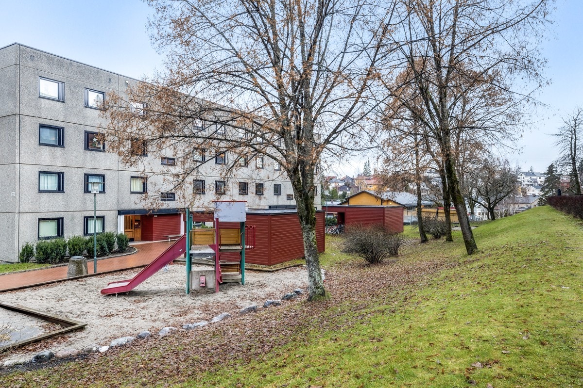 Borettslaget er meget barnevennlig med store flotte grøntarealer, lekeplasser og bilfrie internveier Galleribilde