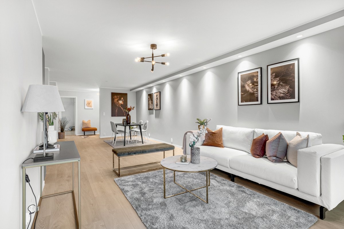 Langs hele stueveggen er det satt opp kasse med downlights Galleribilde