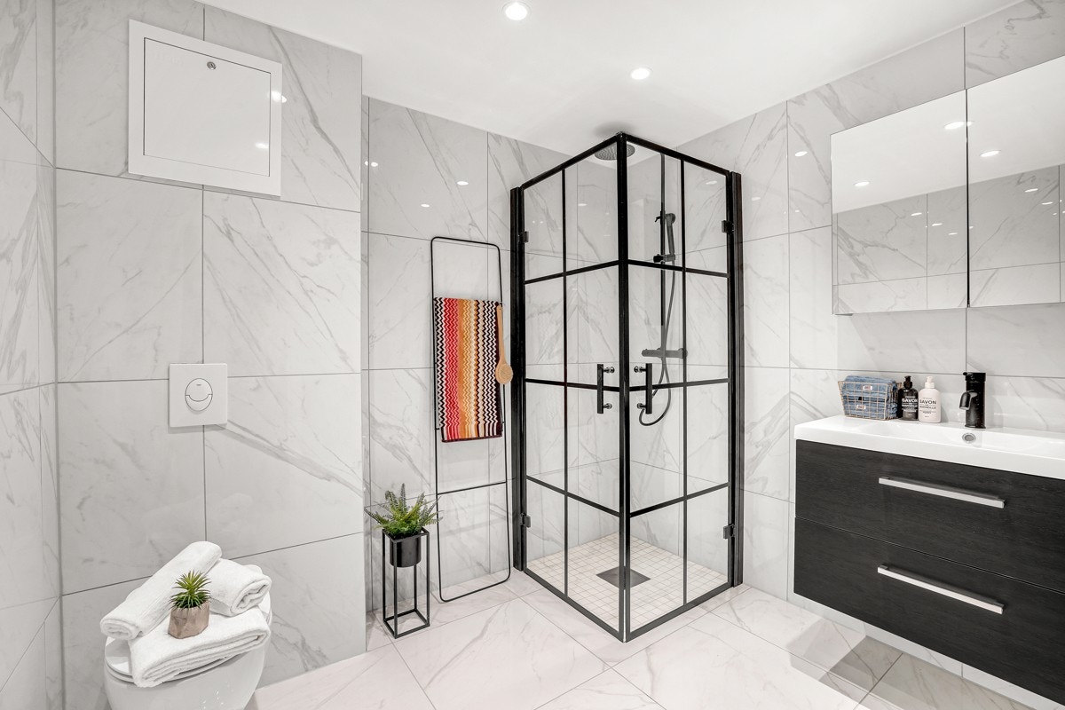 Romslig bad nyoppusset i 2020 med praktiske løsninger Galleribilde