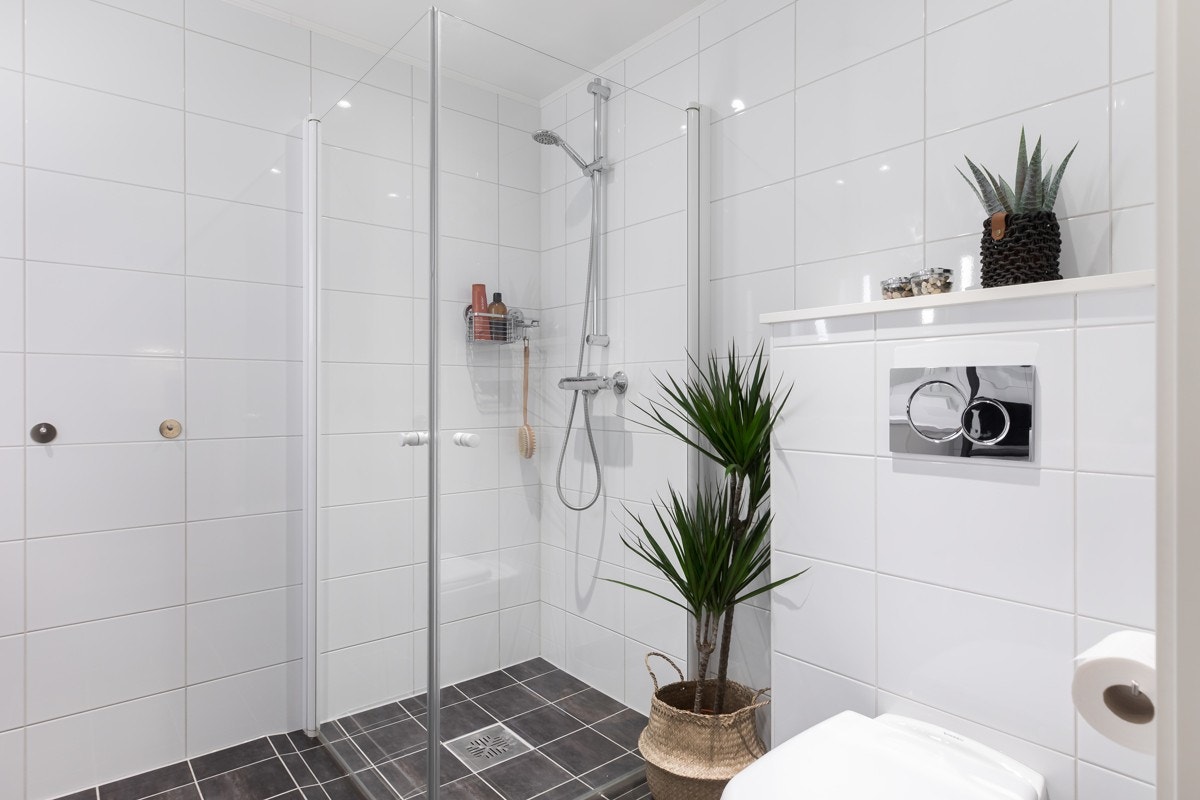 Badet har blant annet vegghengt toalett, gulvvarme, dusjhjørne og opplegg til vaskemaskin. Galleribilde