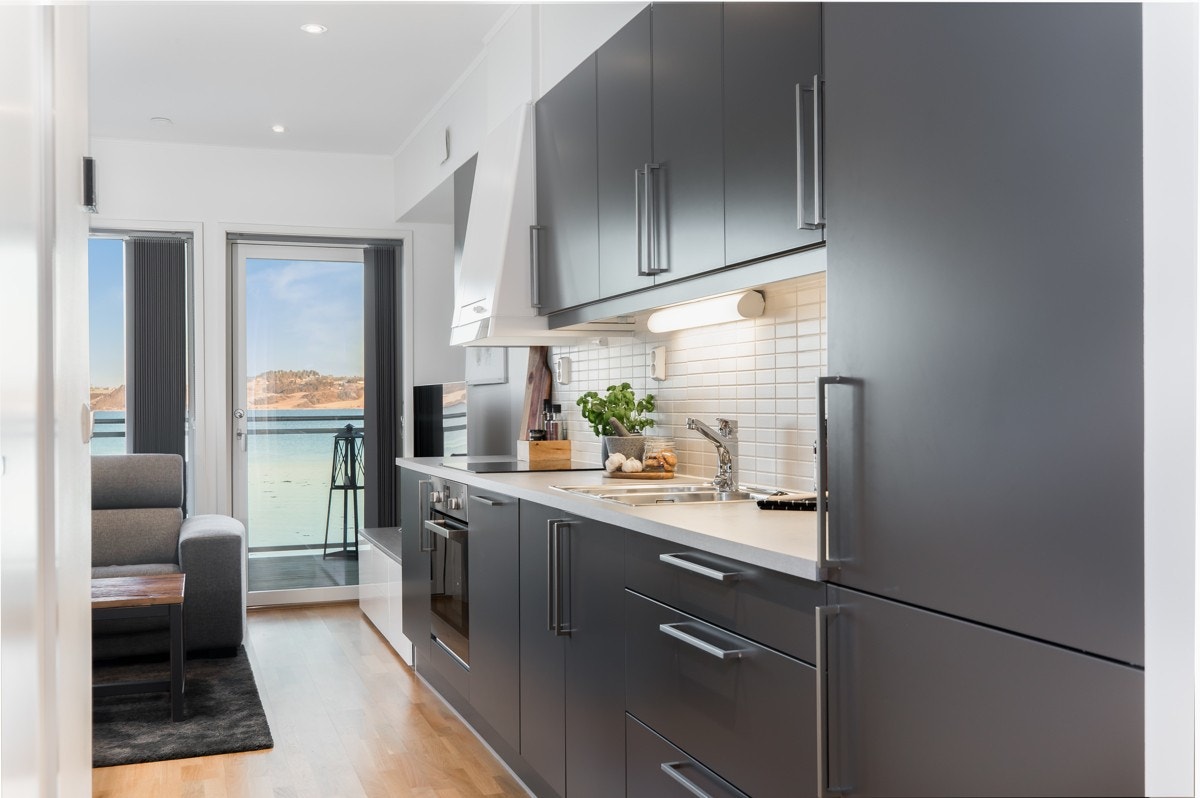 I kjøkkenet er det integrert koketopp, stekeovn, oppvaskmaskin og kombinert kjøl/frys. Galleribilde