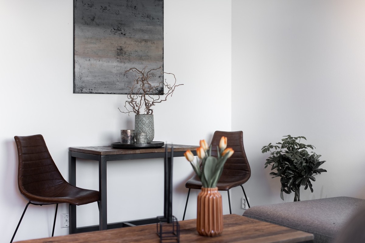 Hvitmalte vegger og parkettgulv lar deg enkelt sette ditt eget preg på boligen. Galleribilde