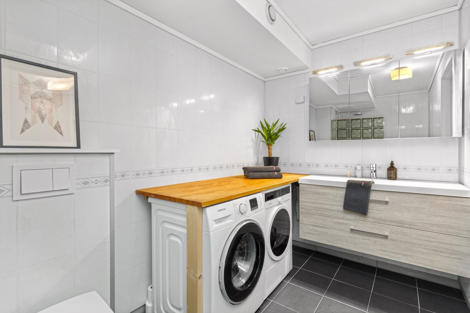 Flott bad med fliser og varmekabler i gulv Galleribilde