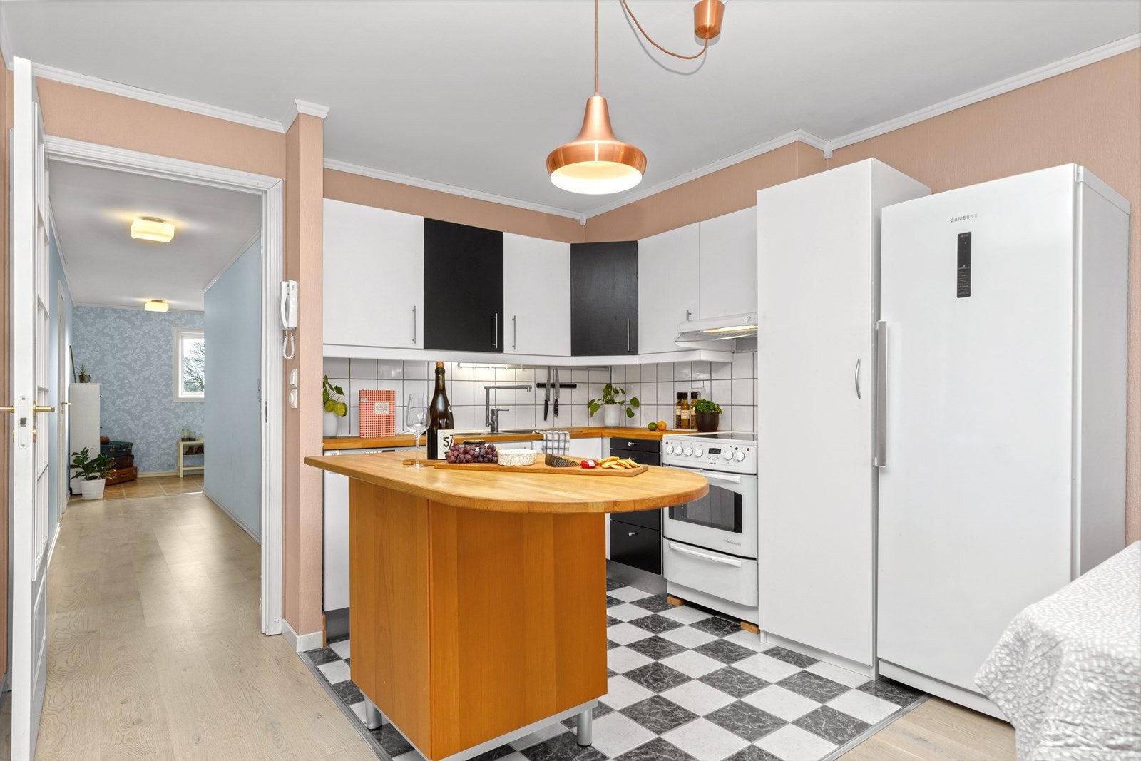 Kjøkkenet har en praktisk kjøkkenøy Galleribilde