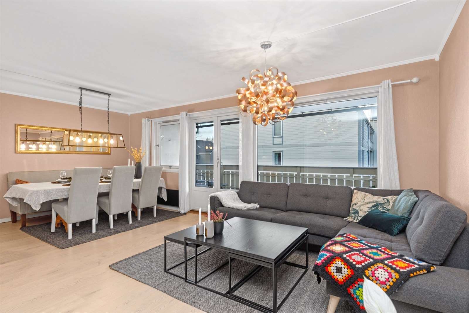 God plass til å innrede med både sofa og spiseområde Galleribilde