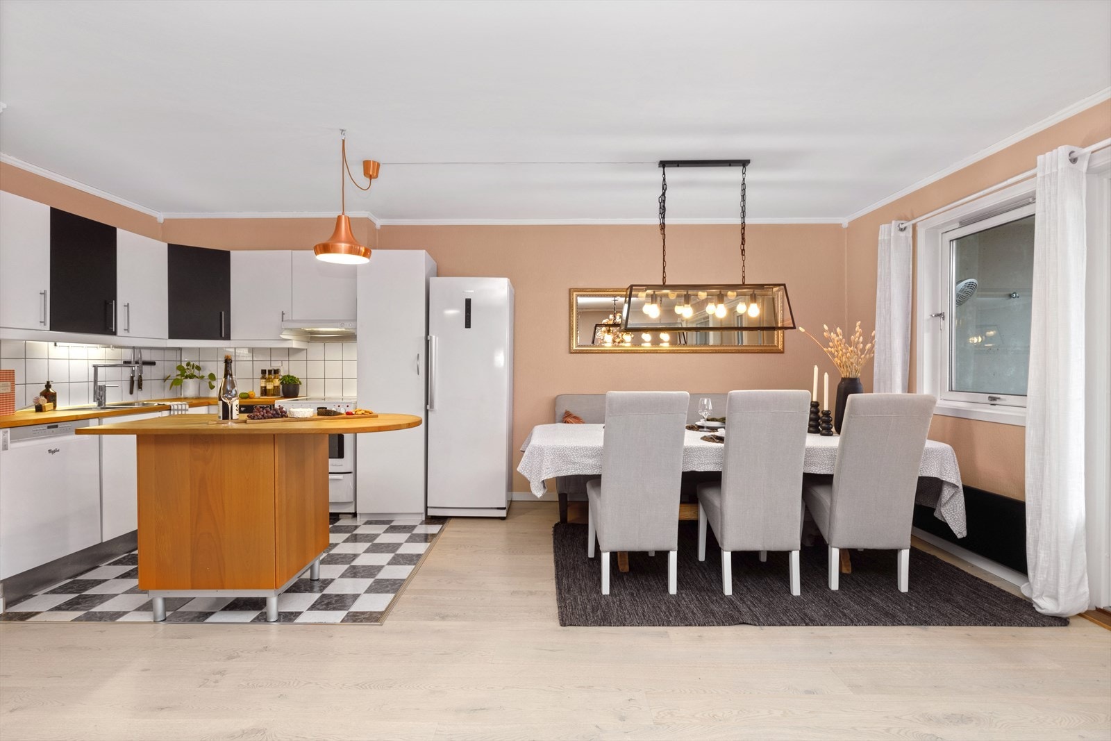 Praktisk åpen løsning mellom stue og kjøkken Galleribilde