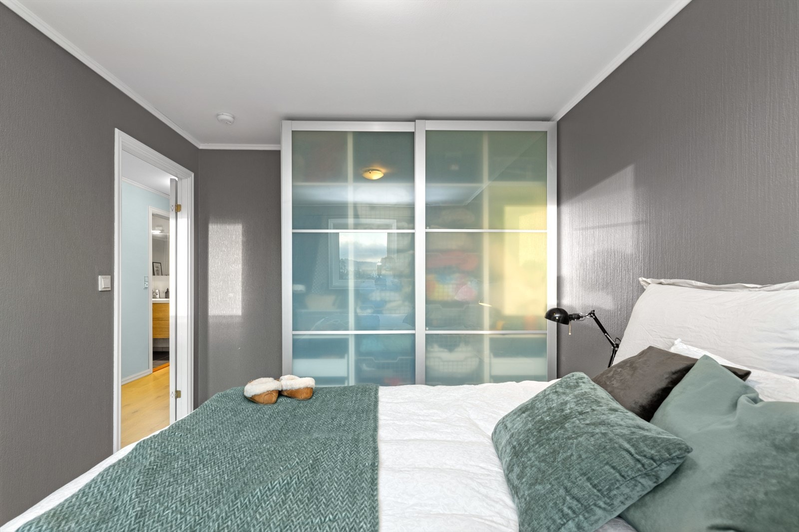 Hovedsoverom med god skapplass Galleribilde