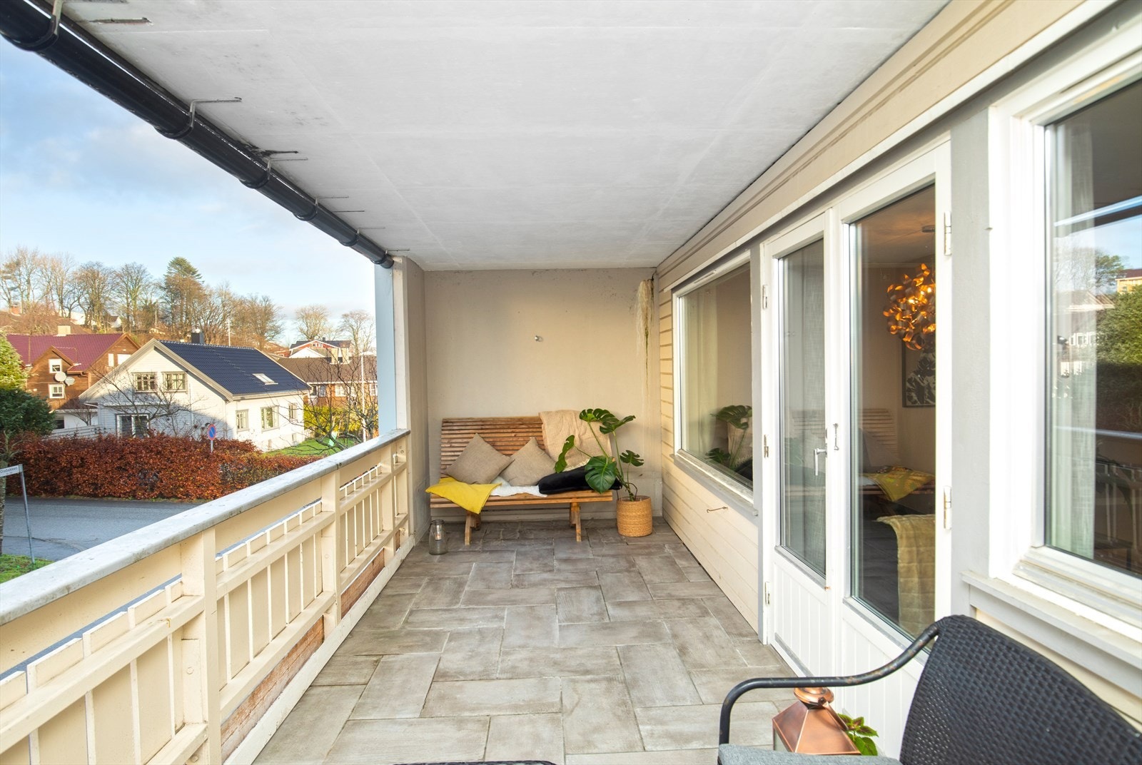 Stor og koselig balkong med fliser Galleribilde