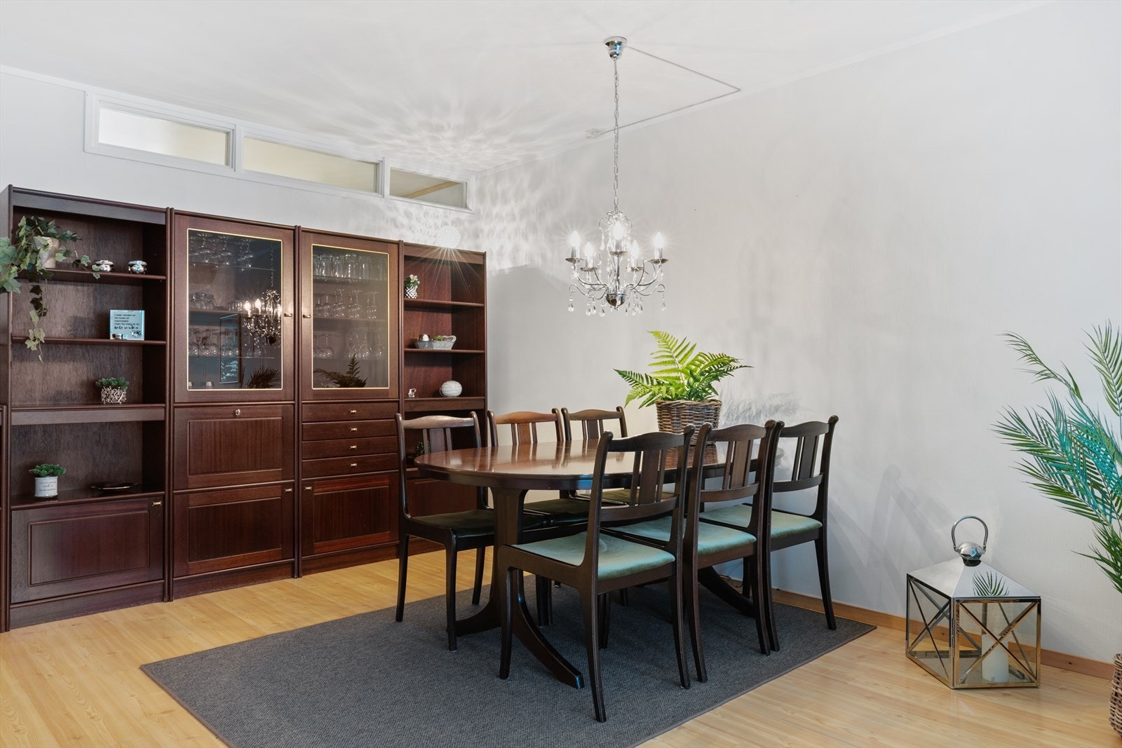 Stuen deles naturlig inn i to soner - her er det innredet med en stor sofagruppe og en hyggelig spisestue. Galleribilde