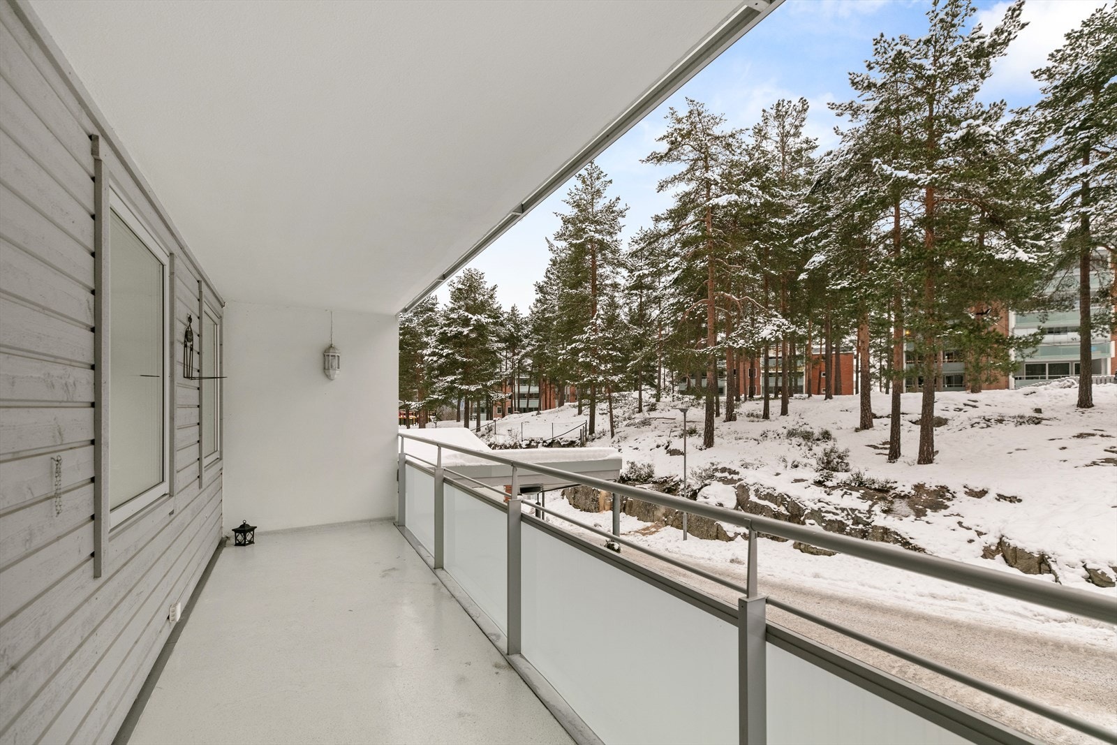 Balkong vendt mot nordøst med utgang fra kjøkken på ca. 12 kvm. Galleribilde