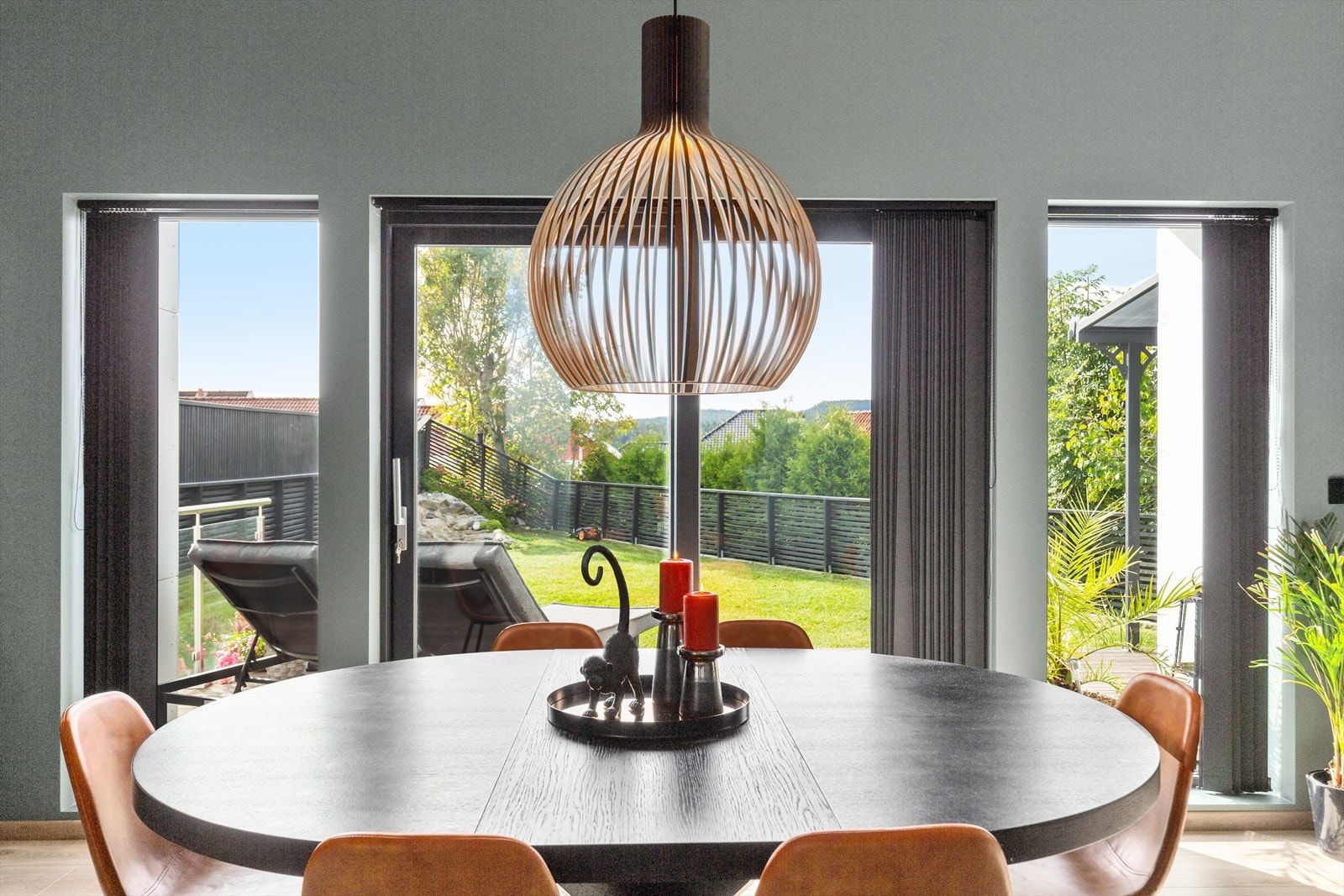 Fra stuen er det utgang til solrik terrasse og hage Galleribilde