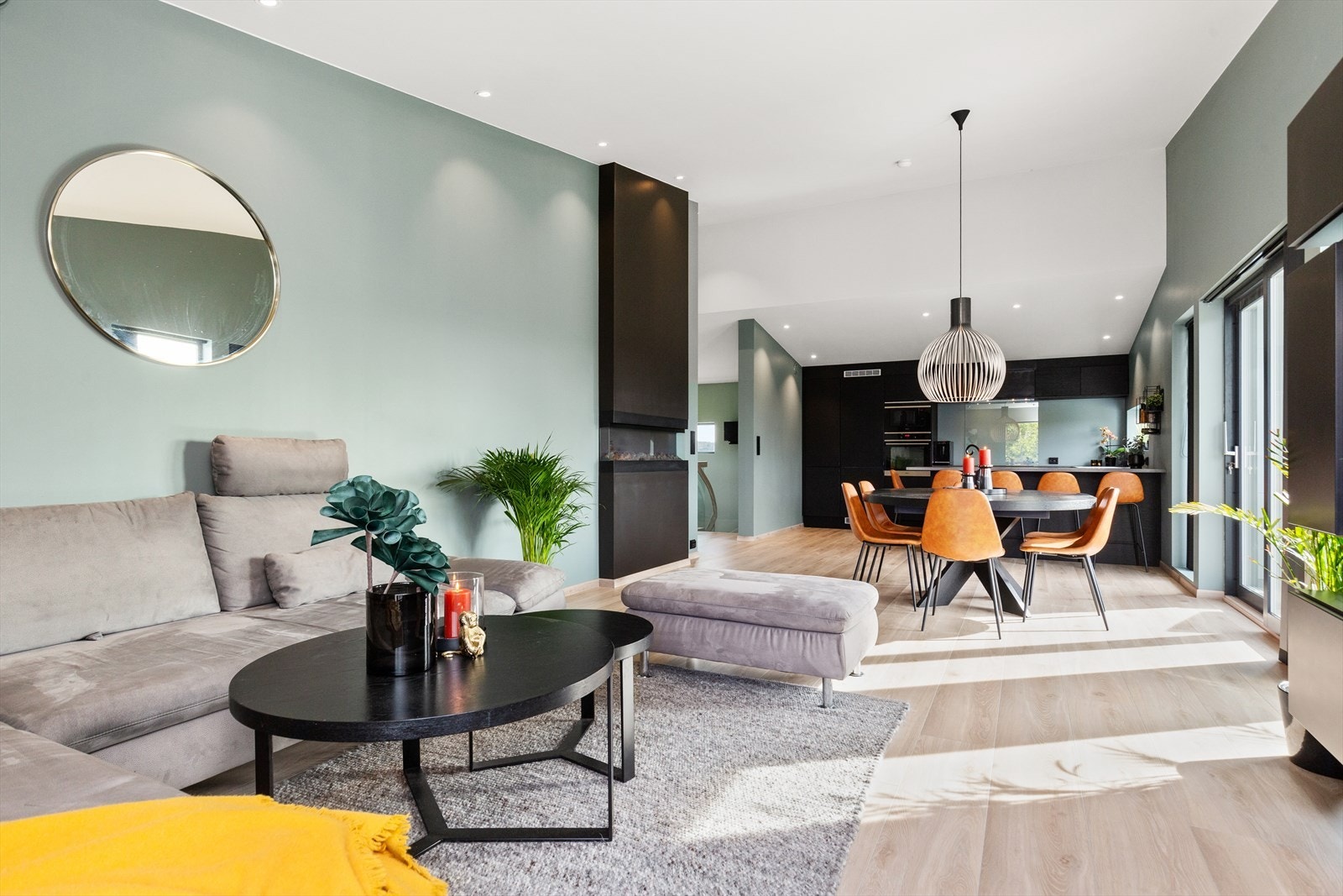 I stuen er det god plass til både spisestue og sofagruppe Galleribilde
