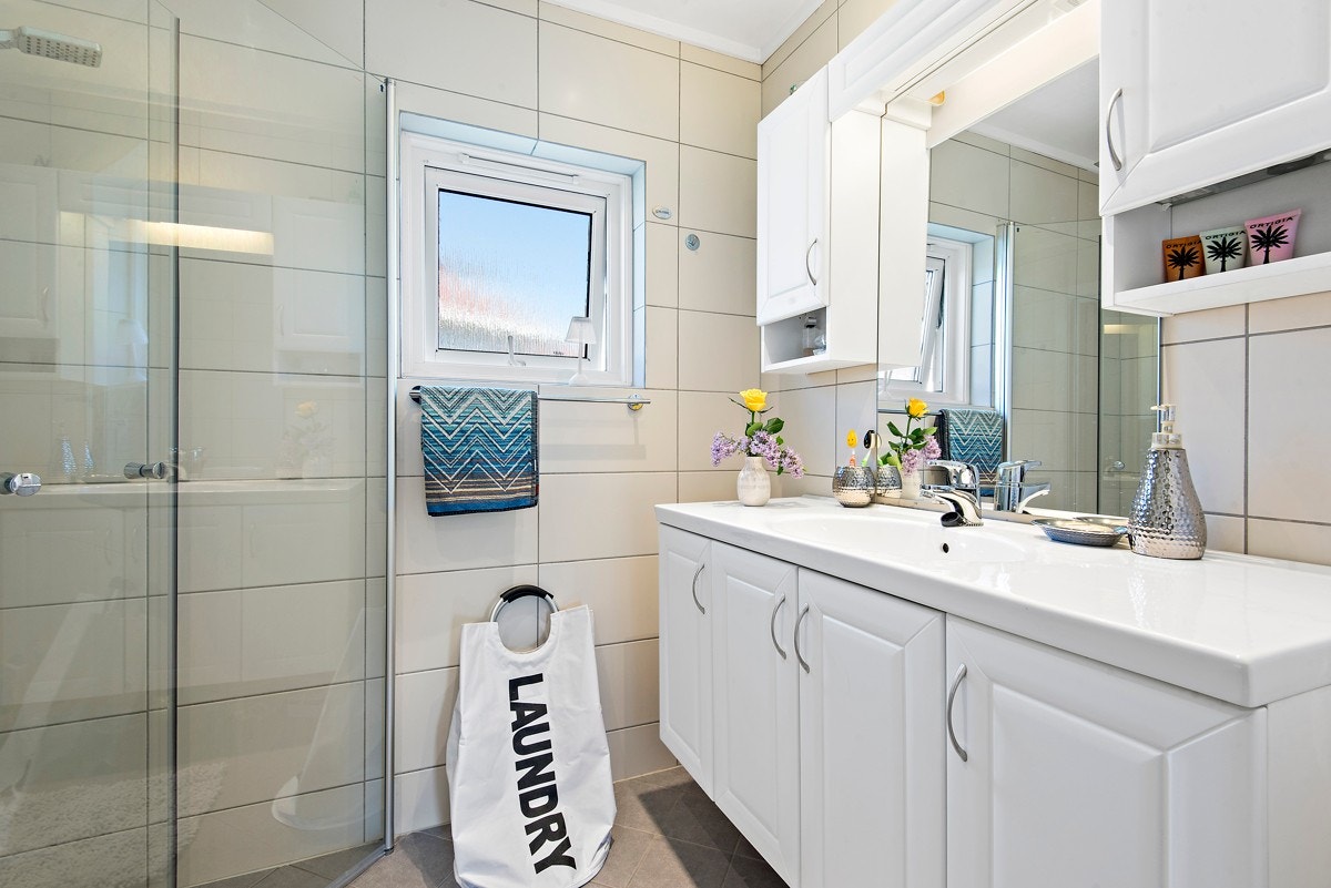 Bad/wc med dusjhjørne, servant med underskap Galleribilde