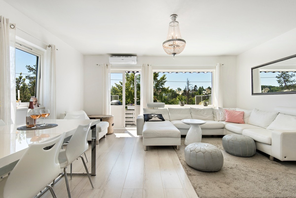 Lys og hyggelig stue med utgang til flislagt balkong på ca. 7kvm. Himling målt til ca. 2,53 i stue. Galleribilde