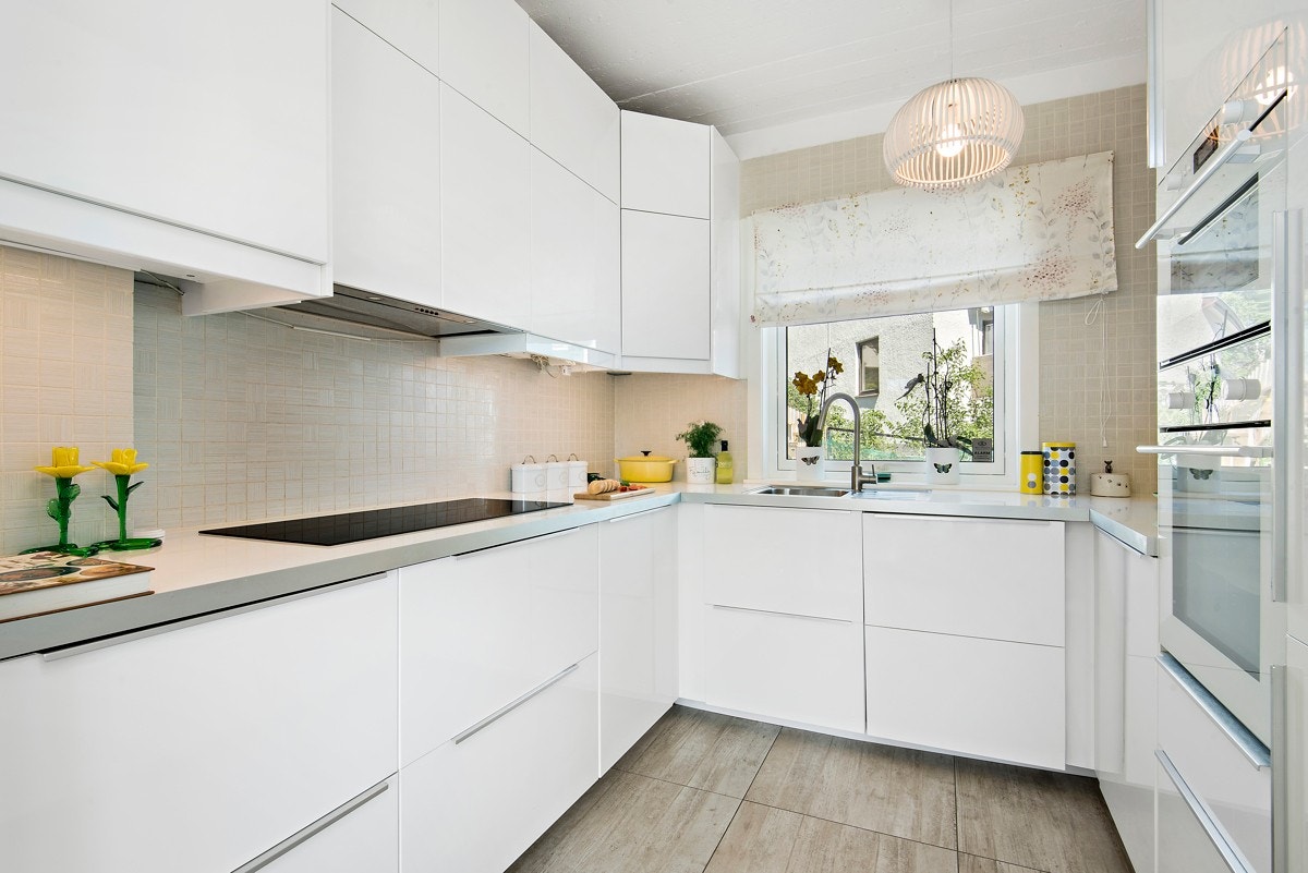 Lyst og trivelig kjøkken med god benkeplass, varmekabler i gulv Galleribilde