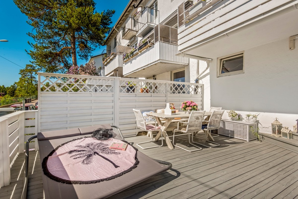 Stor og solrik vestvendt terrasse på ca. 30 kvm med god plass Galleribilde