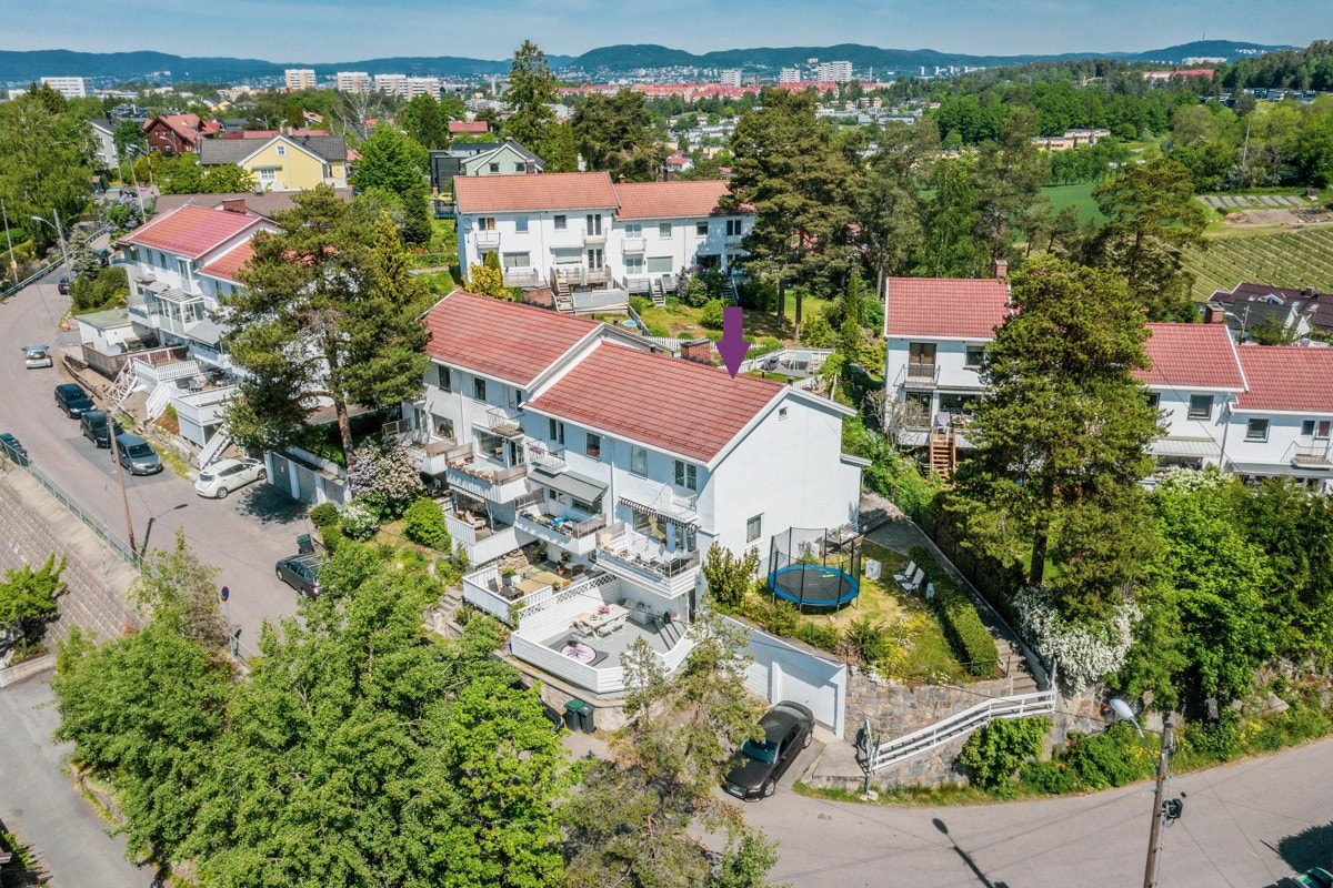 Solrik tomt med hage og terrasse. Garasjeplass og en biloppstillingsplass foran garasje følger boligen Galleribilde