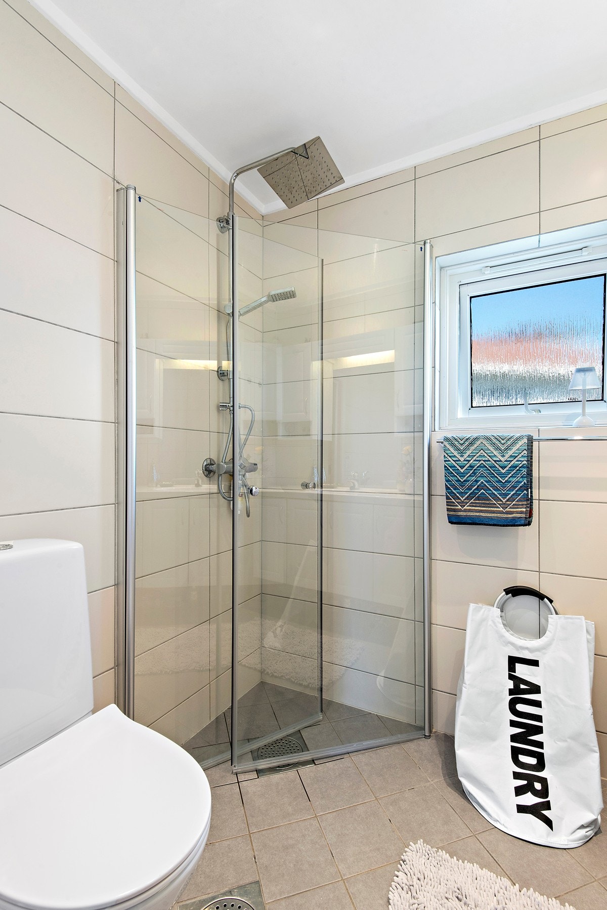 Flislagt bad/wc i 2 etasje fra 2010. Toalett, dusjsett og glass dører fra 2020. Galleribilde