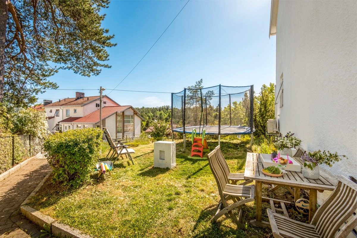 Usjenert og koselig opparbeidet hage hvor det er god plass til trampoline Galleribilde