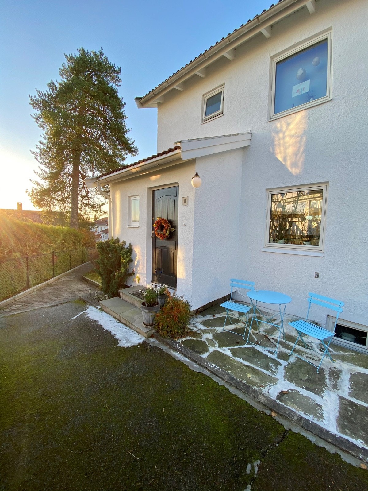 Inngangsparti med uteplass. Galleribilde