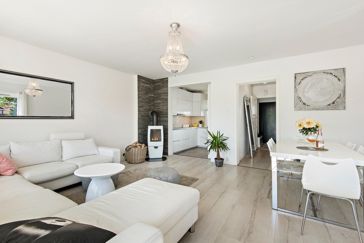 Lys og luftig stue med Dovre peis. God plass til sofagruppe og salong Galleribilde