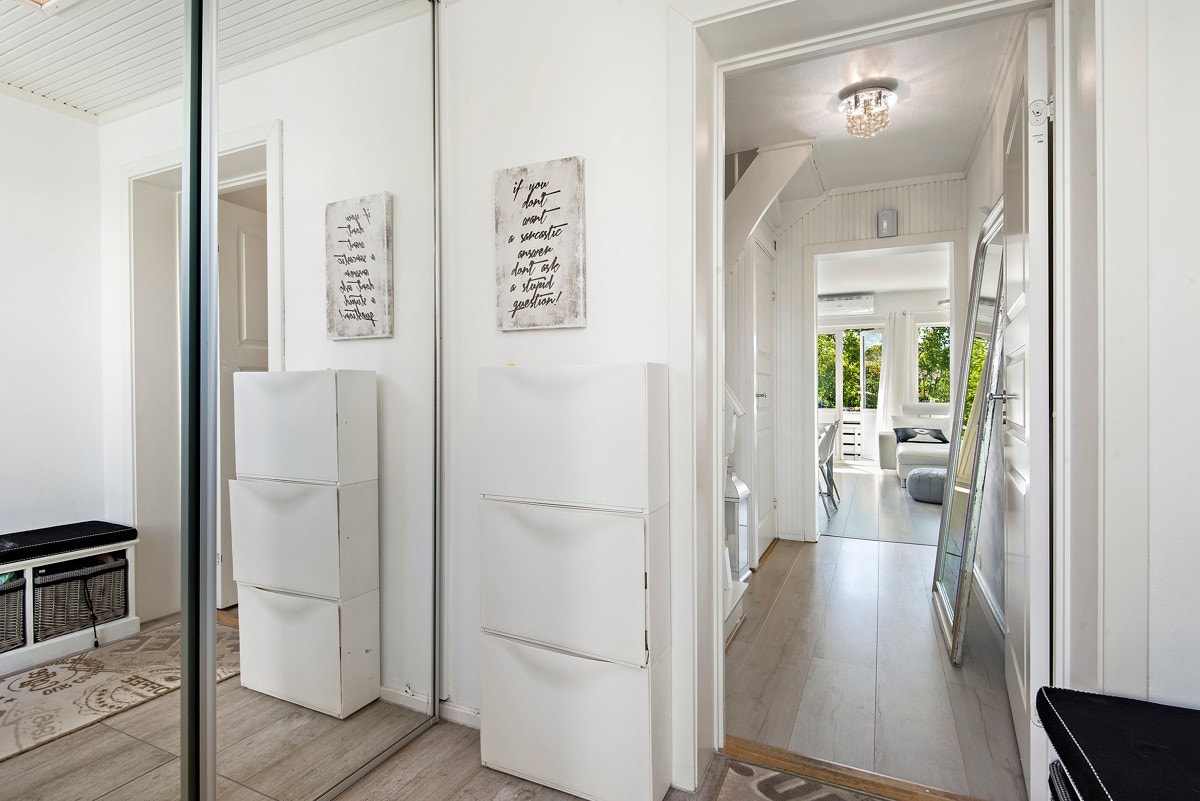 Velkommen inn! Flislagt entré med skyvedørsgarderobe Galleribilde