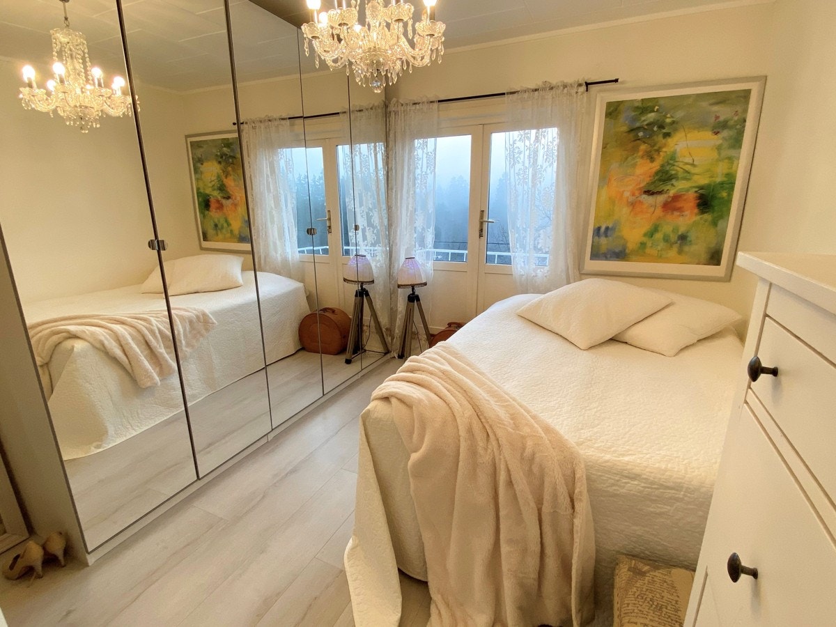 Soverom med utgang til solrik fransk balkong, garderobeskap med speil Galleribilde
