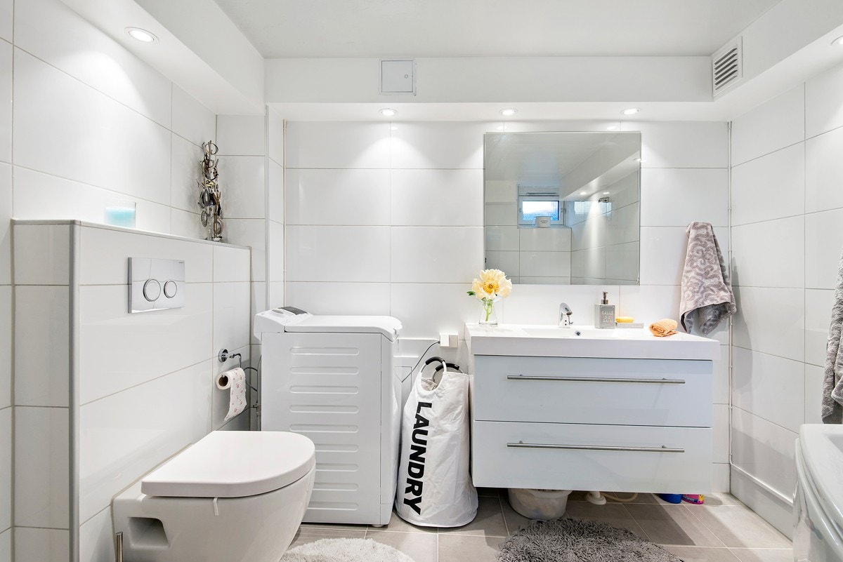 Lekkert flislagt bad/wc i underetasjen Galleribilde