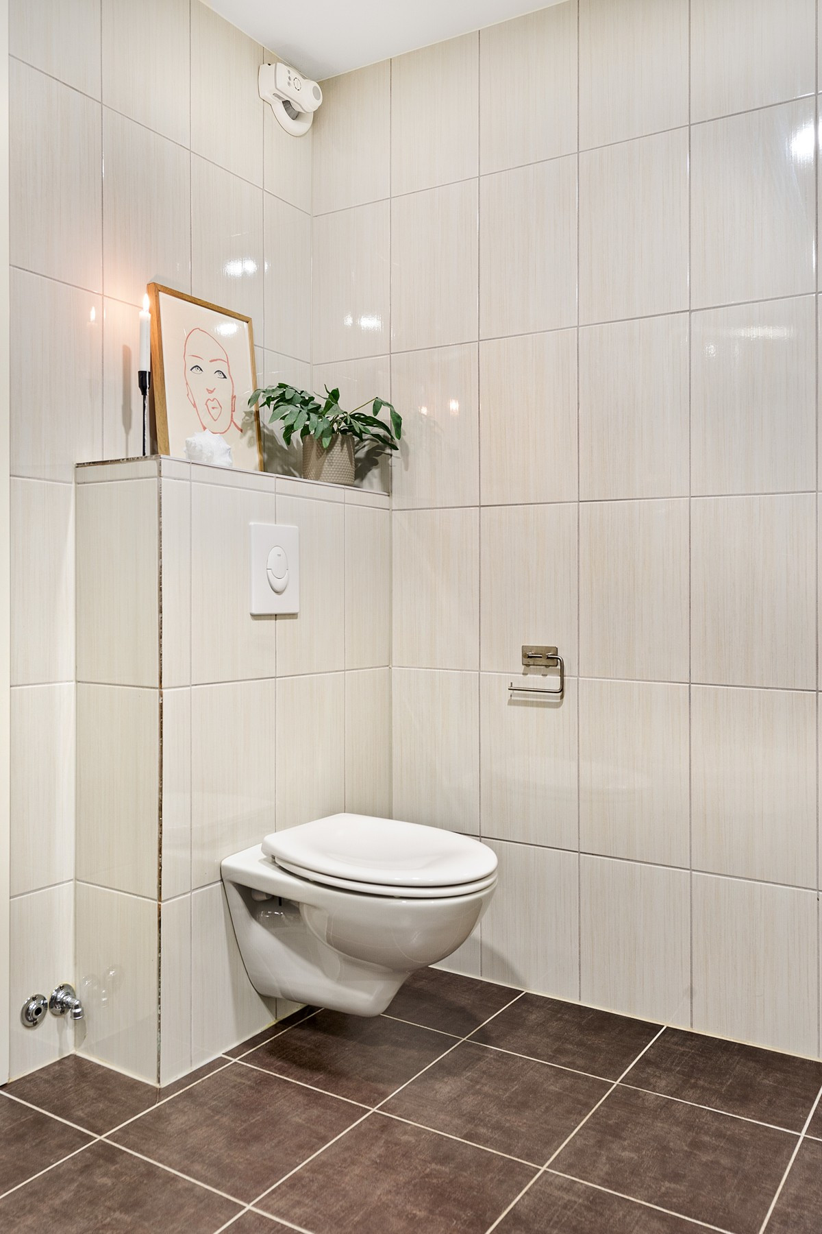 Badet ble, som resten av leiligheten, renovert i 2014 og fremstår lekkert.