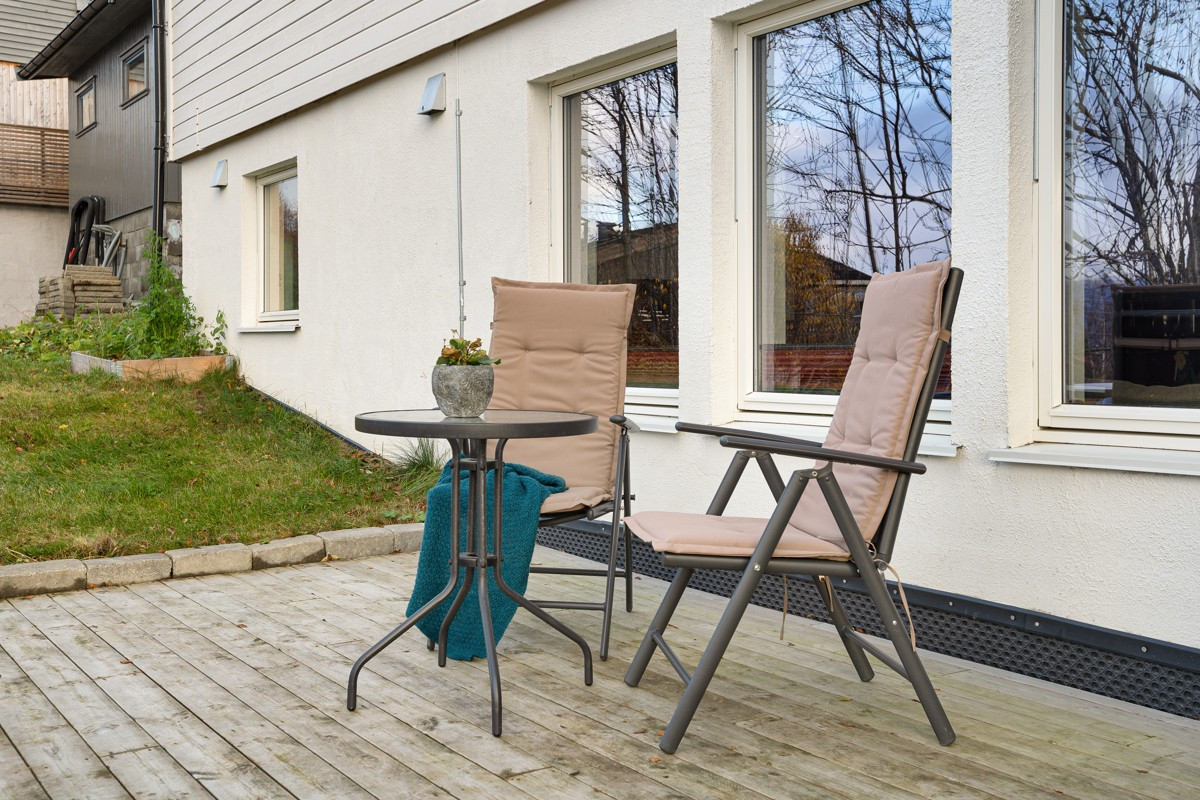Boligen ligger vestvendt med strålende solforhold.