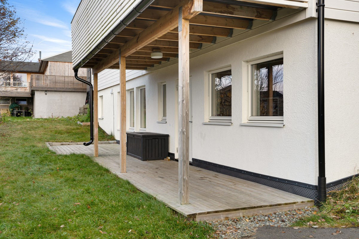 Pent opparbeidet inngangsparti med platting og overbygg.