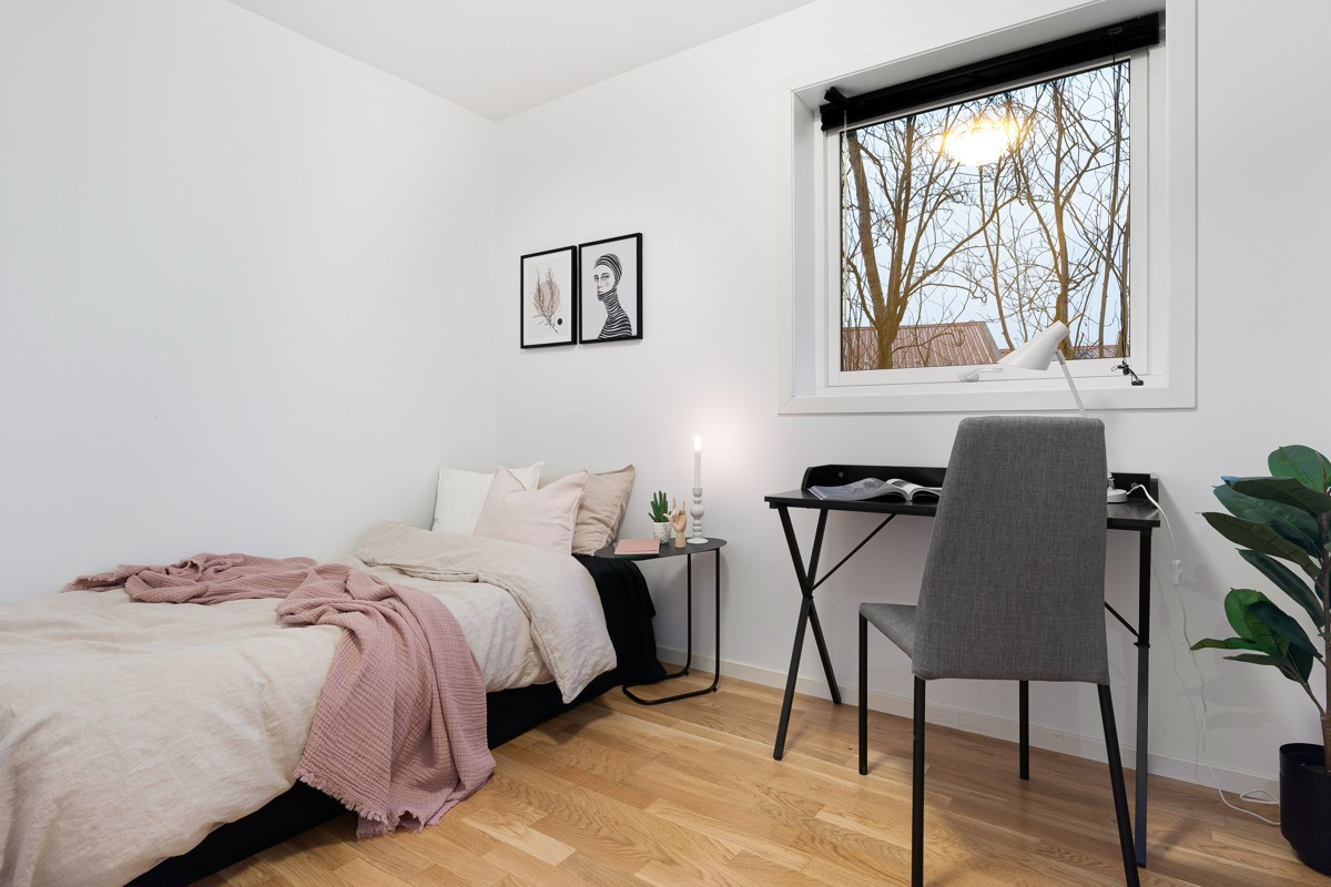 Soverom 2 i hoveddel fremstår også romslig med plass for stor seng.