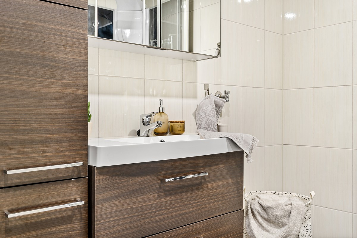 God oppbevaringsplass. I tillegg er det en egen bod like innenfor badet.
