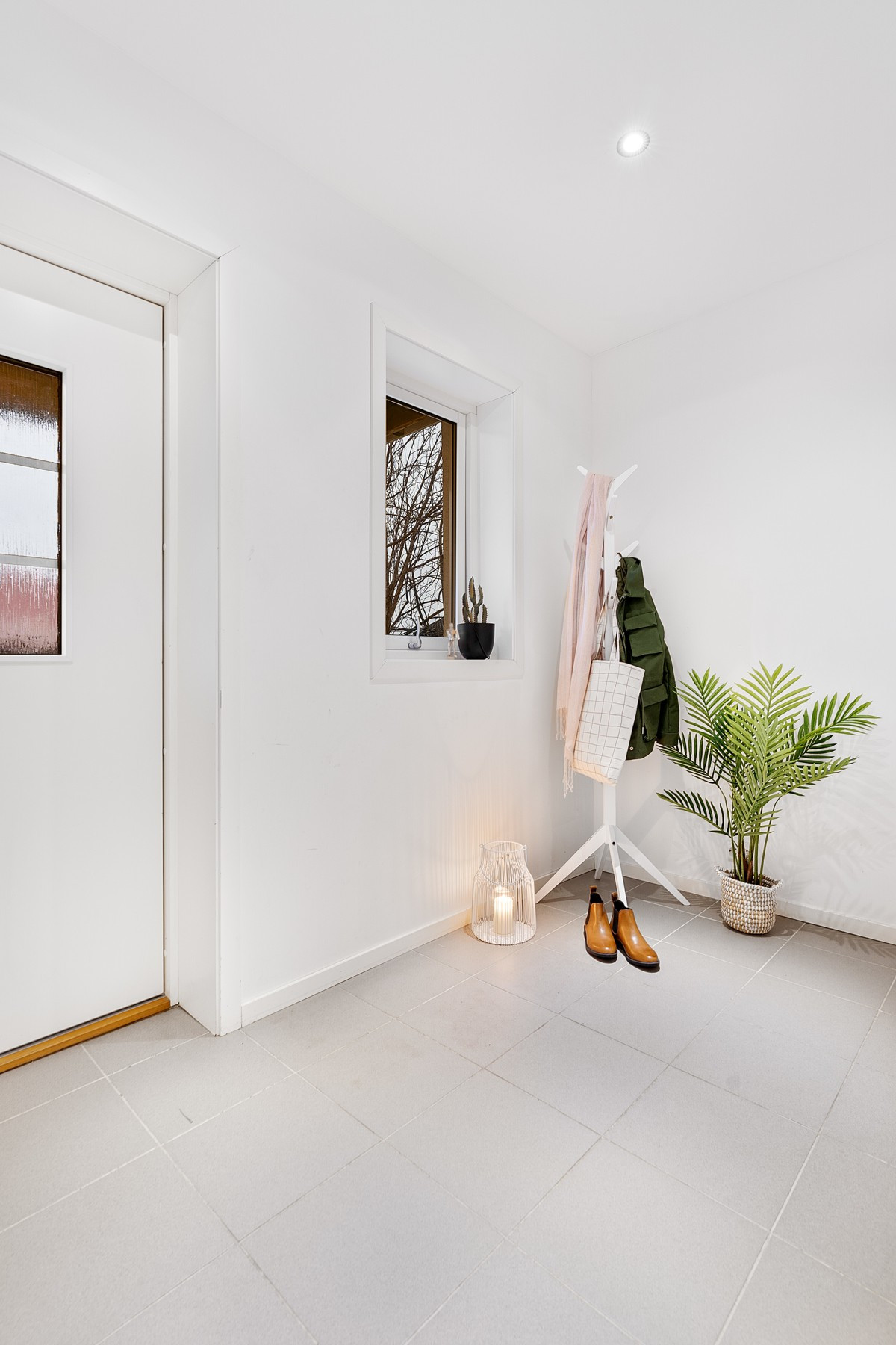 Velkommen inn! - Entréen er lys og romslig, og herfra er det inngang til hoveddel og hybeldel.