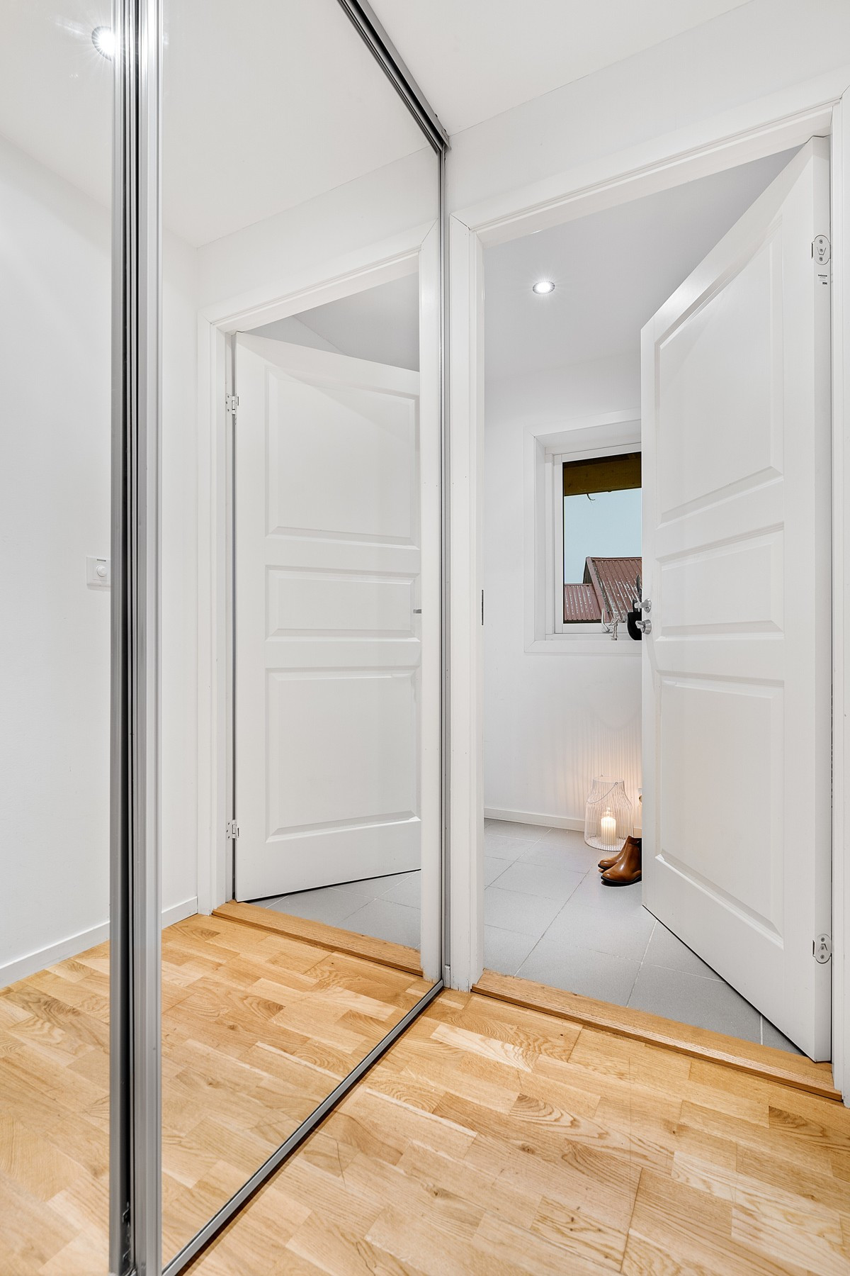 Inn i hoveddelen finner man en praktisk skyvedørsgarderobe for oppbevaring.