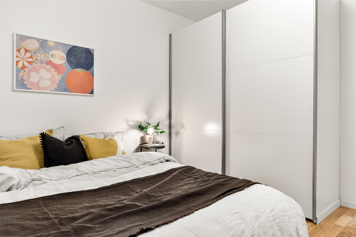 Her finner du også en praktisk skyvedørsgarderobe for oppbevaring.