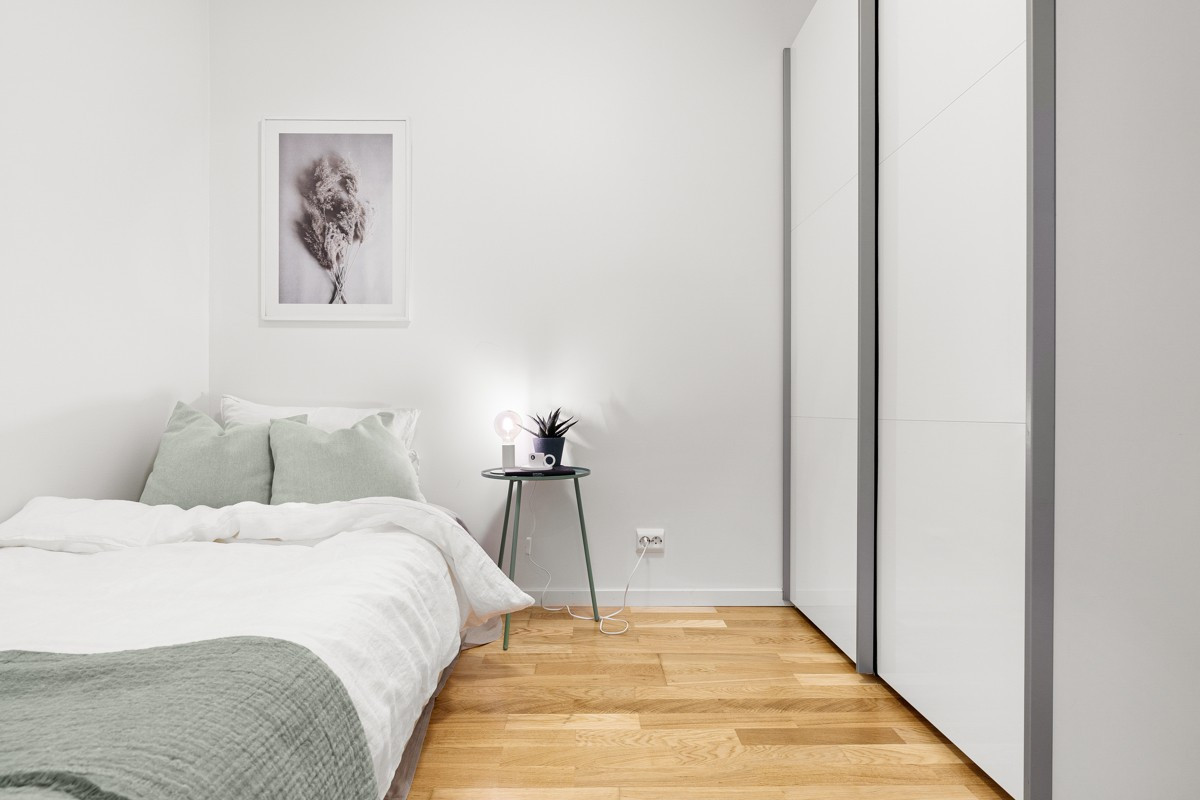 Hybeldel - Praktisk skyvedørsgarderobe med god oppbevaringsplass. på soverommet.