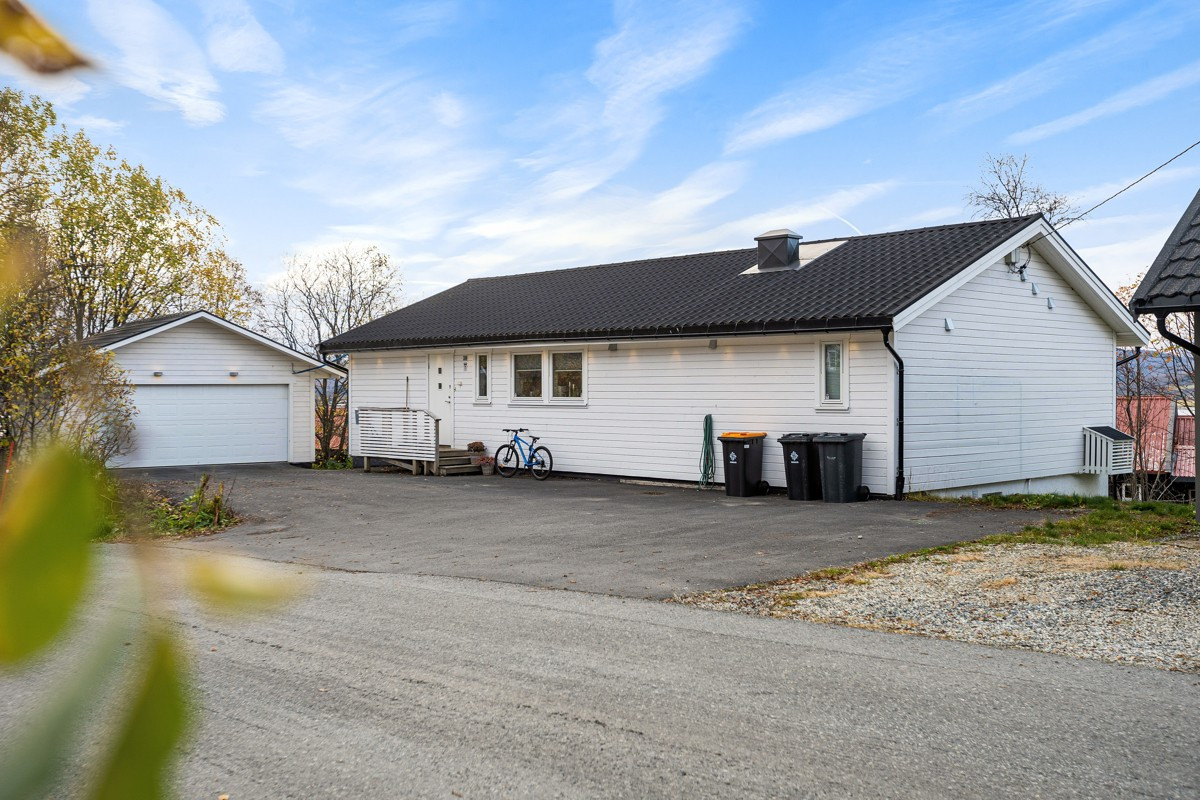 Boligen ligger fint og skjermet til i et attraktivt boområde. Området ligger på sørvestsiden av Tromsøya og er kjent for strålende solforhold, kort vei til skole og barnehage, samt fantastiske turområder i umiddelbar nærhet.