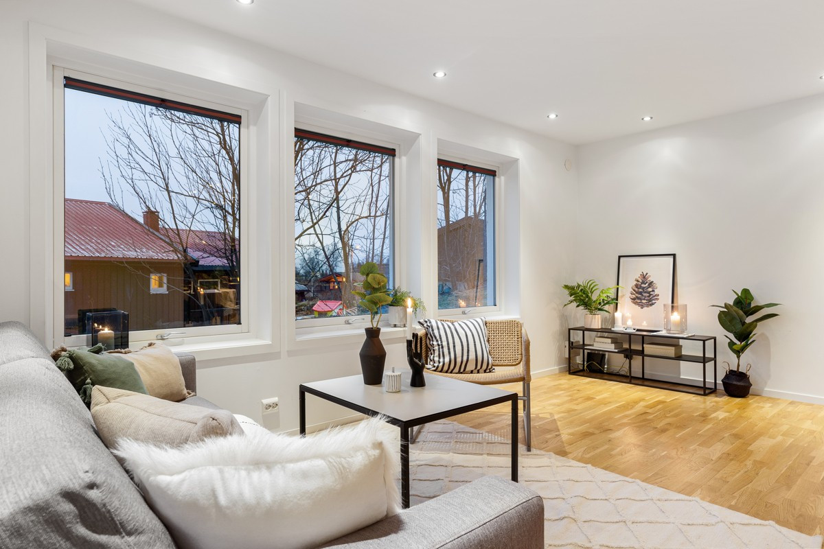 Stuen er av romslig størrelse. Rommet har store vindusflater som slipper inn rikelige mengder med naturlig lys, og downlights i himling som gir et flott helhetsinntrykk.