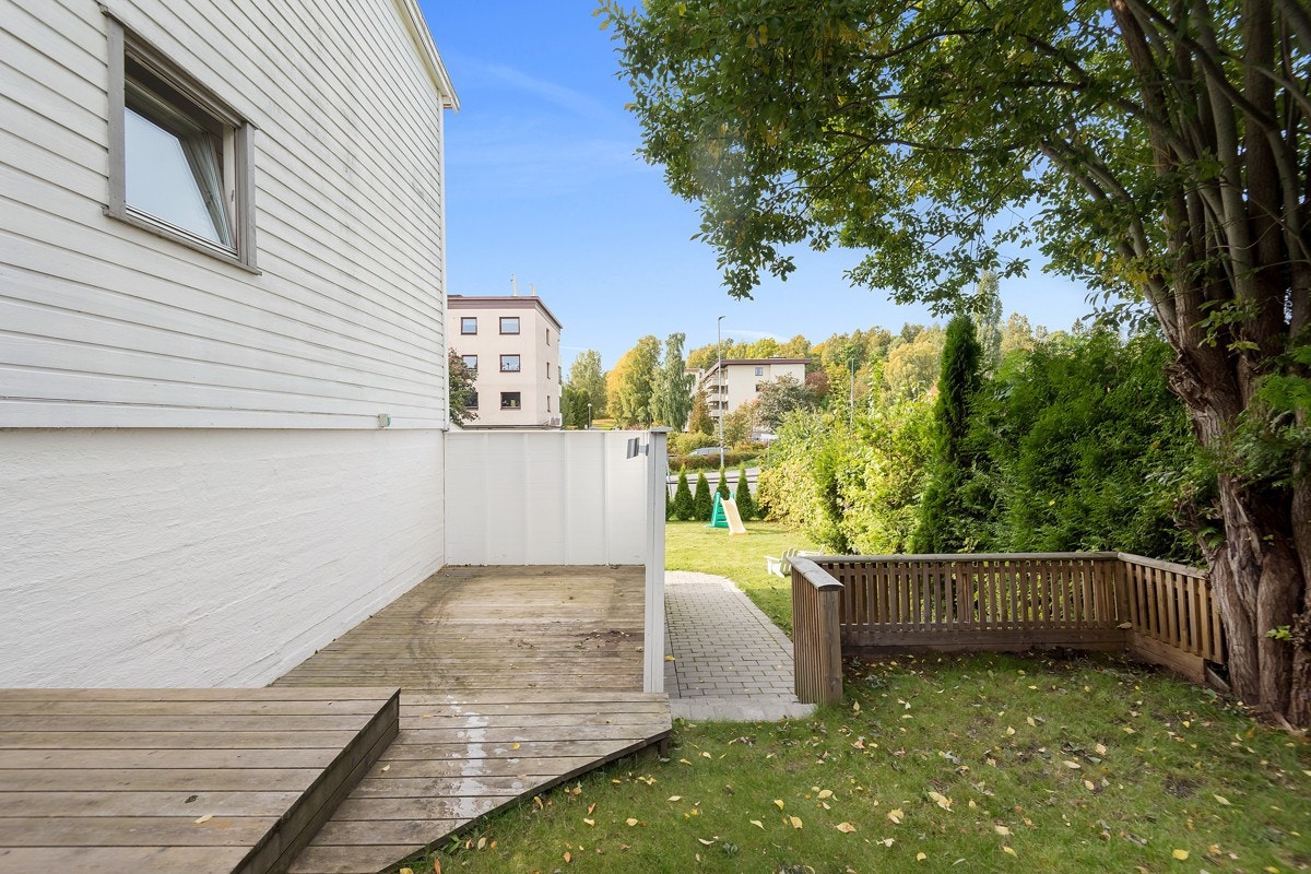 Hageflekk og terrasse og trapper på siden av huset Galleribilde