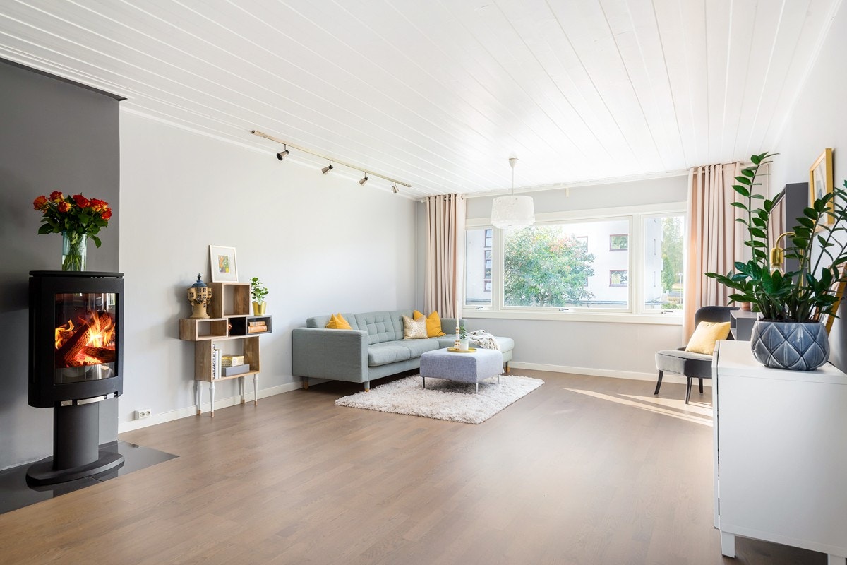 1. etasje: De store vindusflatene i stuen gir rikelig med naturlig lys Galleribilde