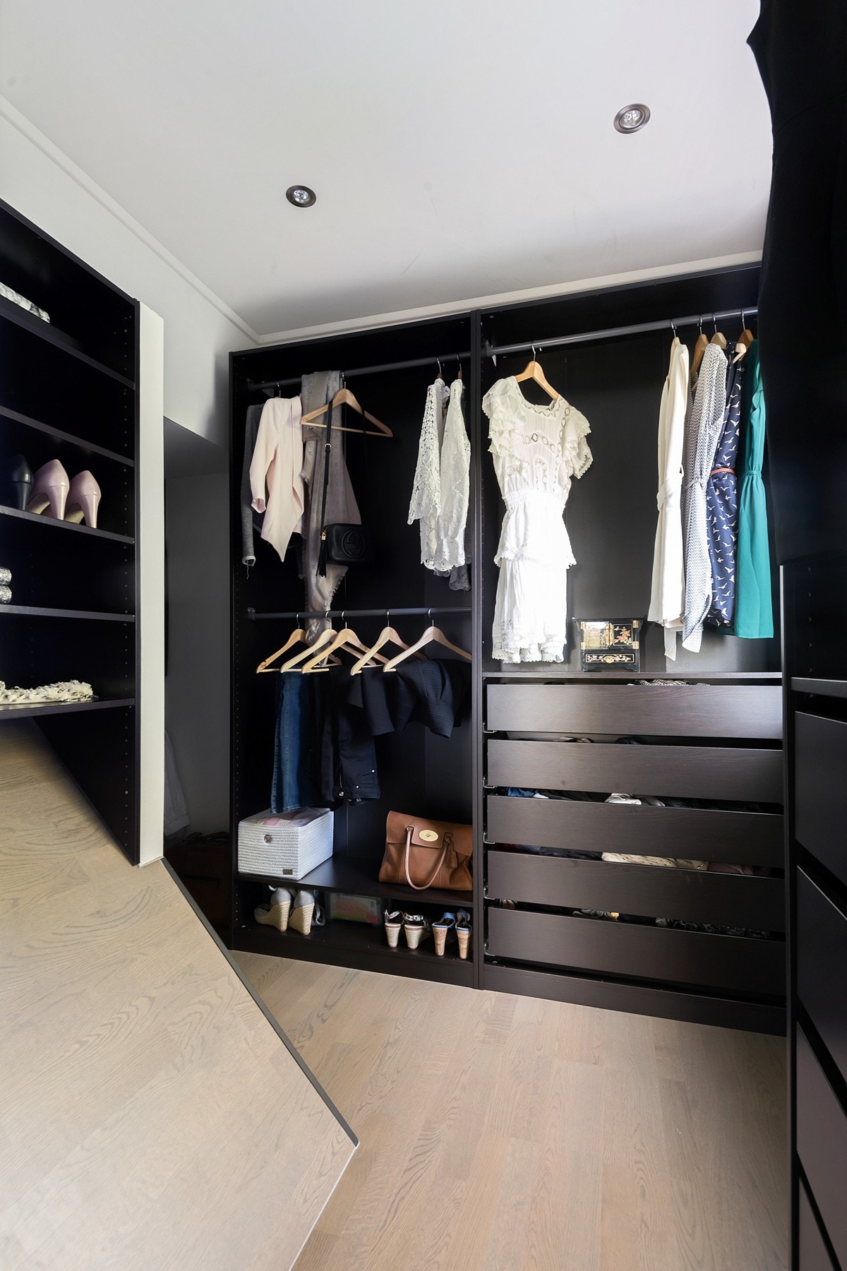 2. etasje: Flott walk-in-closet i tilknytning til hovedsoverom Galleribilde