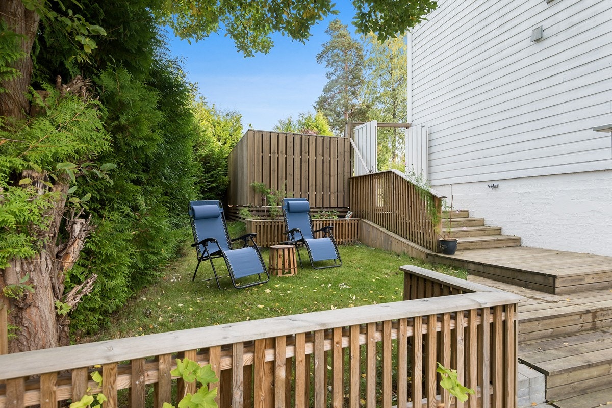 Hageflekk og terrasse og trapper på siden av huset Galleribilde