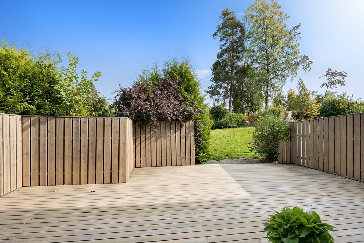 Her er det god plass til flere sittegrupper og grill Galleribilde