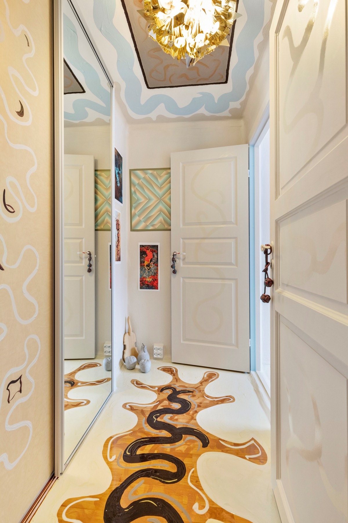 Mellomgangen mellom soverommene har en praktisk garderobeløsning. Galleribilde