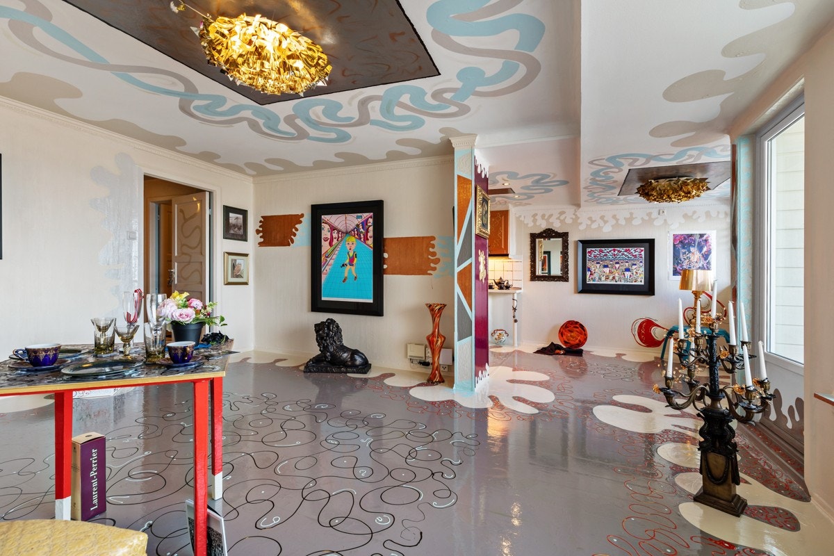 Stuen er innredningsvennlig og lys med store vindusflater som slipper inn rikelig med naturlig lys. Galleribilde