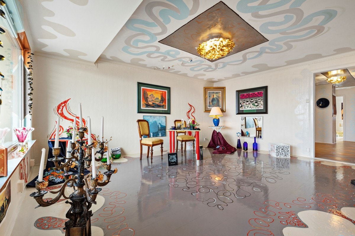 Det er plass til en stor sittegruppe, samt annen møblering i stuen. Galleribilde